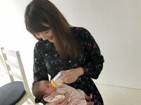 大渕愛子弁護士、安めぐみが娘にミルクをあげる写真を公開「本当に優しいめぇさん」