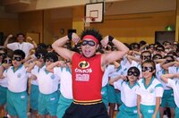 サンシャイン池崎、100人の小学生たちとキレキレダンスを披露