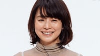 石田ゆり子(54) 自宅にある巨大ソファでくつろぐ“家族”を紹介「絵画見てるみたい」