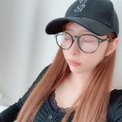 「これ200円だよ?!」元ギャルママモデル、『ダイソー』の調光サングラスをかけた自撮りショット公開