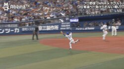 横浜DeNA柴田、守護神・山崎を助ける“卍キャッチ”強烈ライナーを好捕