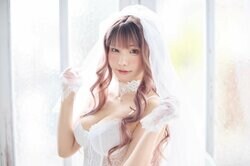 えなこ、長髪ウィッグ＆純白衣装で神々しい“女神”に ヤングアニマルWeb登場