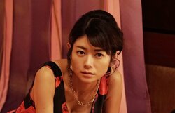 真木よう子が艶やかなクラブのママに　映画『孤狼の血』新場面写真