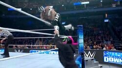 謎の覆面レスラー、突如乱入→正体判明で場内騒然 試合妨害＆マスク踏みつけの侮辱行為に“大ブーイング”非難殺到の瞬間