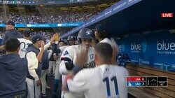 「いい笑顔すぎ」大谷翔平の豪快弾でベンチもお祭り騒ぎ！ 陽気なチームメイトと“焦らしハイタッチ”で祝福の一部始終「たまらん」「楽しそうw」