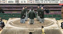 一体どんな会話が繰り広げられた…？審判団の協議中に突如の“かわいすぎる”ほっこり珍映像「行司笑ってるやんw」