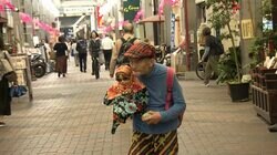 人形を抱っこして歩き続けるおじさん「育ての親から勘当」「ずっと家族がほしかった」 “複雑な生い立ち”と“心の空洞”明かす