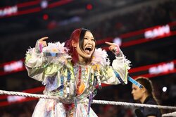 一体なぜ？ 人気日本人女子レスラーの相棒は“ドラム缶”？ 異次元ダイブの「伝説的シーン」再現の新グッズが話題