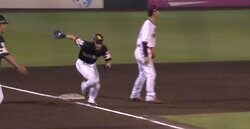 威嚇から両者バチバチの睨み合い！ 世界最速レベルの爆速男が止められる瞬間　ソフトバンク・周東の“驚足” vs 楽天・辰己の“爆肩レーザー”