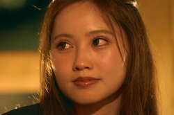 22歳ギャル系婚活美女、ミニ丈ワンピで意中の年上男性＆ライバルの“三上悠亜似”30代女性と3人でお泊り旅行「一緒に寝る？」