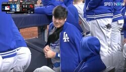 衝撃… 大谷翔平、ベンチでの姿に注目「超人かよ」 視聴者もビックリ…「笑ってるw」「痛いはずやぞ」