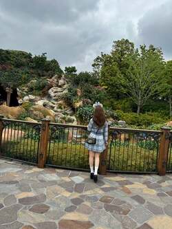 「めちゃラクに行ける」 元ギャルママモデル、TDSで『ファンタジースプリングス』へ向かう時の“裏技”を紹介