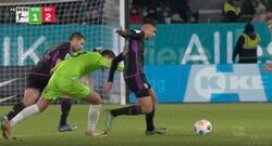 ナメた態度にブチギレ！「おい、ボール返せよ！」 リスタートを邪魔されて激怒→ブッ飛ばしてボールを奪い返した問題シーン　突き飛ばされた19歳神童がピッチに倒れ込む