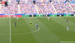 異次元！久保建英、RマドリードDFの密着マークをかわす華麗なダイレクトヒールパス炸裂の瞬間「うますぎる」