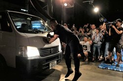 放送事故ならぬ交通事故！“大社長”高木三四郎を車で轢かれる　「マジ卍」ヤバすぎる大乱戦