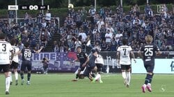 大丈夫か？衝撃の顔面着地にスタジアム騒然「もうやめてくれ」「怖い落ち方」空中戦でバランスを崩し顔から地面に激突した瞬間