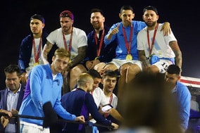 【W杯】「パトカーを乗っ取る」ファンも？　帰還のアルゼンチン、母国首都でパレード実施も混乱…選手がヘリコプター避難の事態