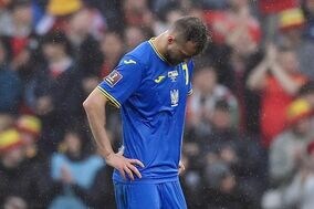 「足首を蹴った。明らかなペナルティ」ウクライナ代表、エース転倒シーンのPKなしに母国メディアが怒り！「疑わしい」