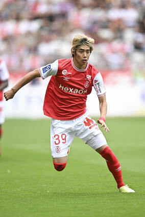 「ここで倒れないのすげーな」FW起用の伊東純也が強さと巧さで｢2戦連続のゴール｣決めた！  最前線で結果を出し続け、森保ジャパンの新たなオプションにも期待抱かせる好プレー！