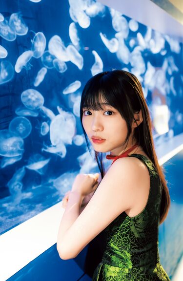 僕が見たかった青空　生写真　金澤亜美　ヤングジャンプコラボ　僕青 僕が見たかった青空・金澤亜美、ニット姿にシックな衣装で魅せる
