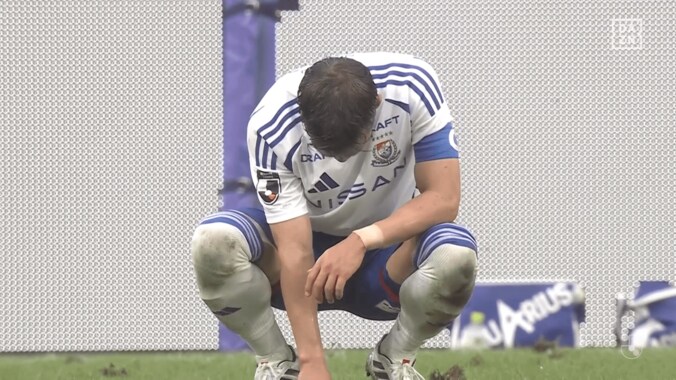 「もらい泣き…」横浜FM主将、J1残留決定に号泣「どれだけの重圧だったか」“オリ10”のプライドを守った喜田拓也の姿にファン大感動 3枚目