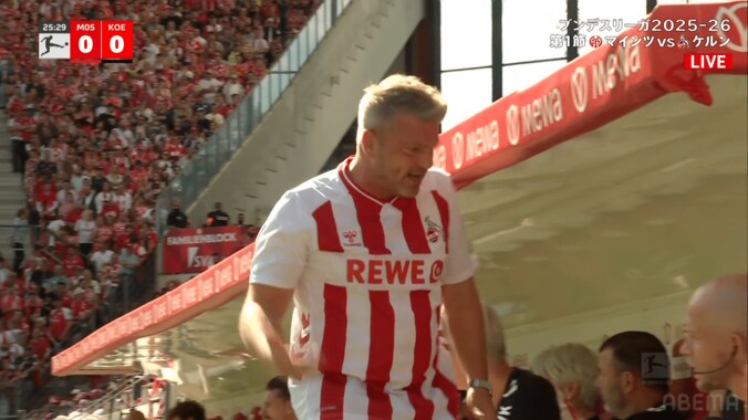 「ルール的にアリなの？笑」新監督の“斬新すぎる服装”にツッコミ殺到！「もはやサポーターw」史上初の珍事にケルン指揮官は「スリムに見えると思ったけど…」 4枚目