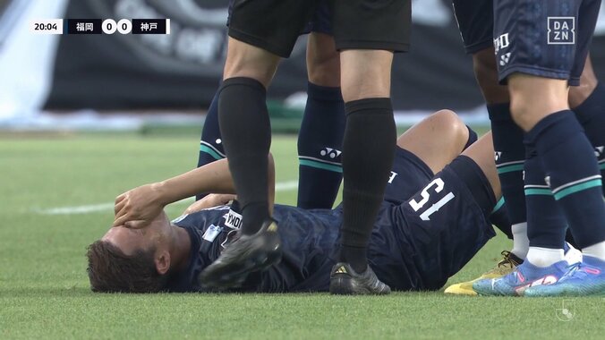 大丈夫か？衝撃の顔面着地にスタジアム騒然「もうやめてくれ」「怖い落ち方」空中戦でバランスを崩し顔から地面に激突した瞬間 3枚目