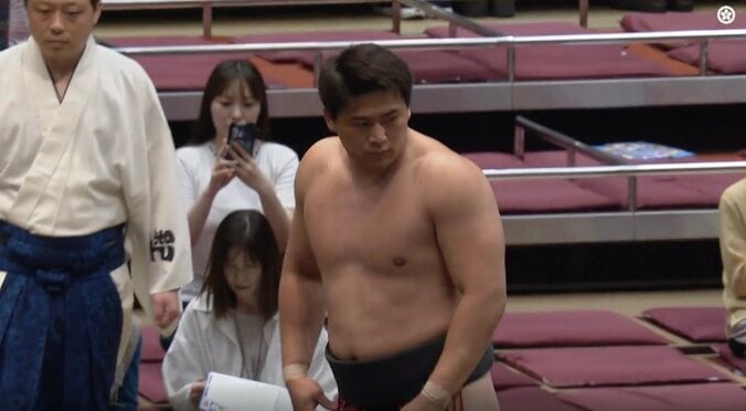 「幕下と思えない」22歳逸材力士が“2度も勘違い” 圧勝の取組後にまたも…初々しい珍事に館内から笑い、本人も照れ笑い 2枚目