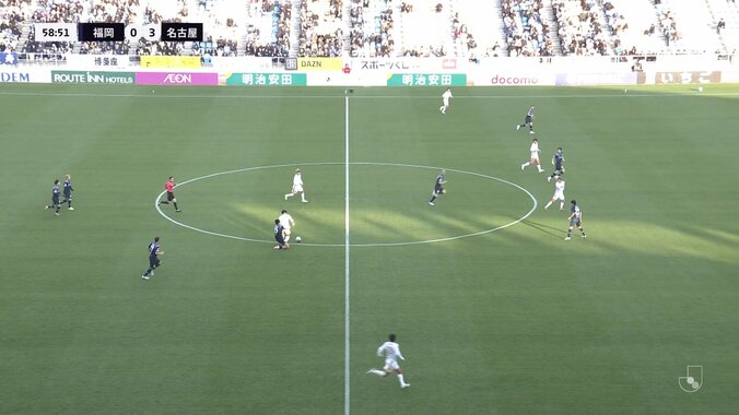 「バケモン過ぎる」名古屋FW、相手DFを引きずりながら走る衝撃のゴリゴリ“重戦車”ドリブル！「体幹鬼だろ」「辻岡膝移動してるやん」 4枚目