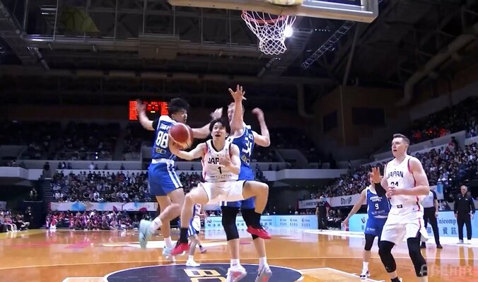 ダブルクラッチからシュートを放つ齋藤拓実