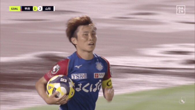 「めちゃ速い！」45m爆走→トゥーキック股抜きゴラッソが話題「推進力えぐぅ」「J2では抜けてる」甲府10番の鮮やか弾にファン興奮 2枚目