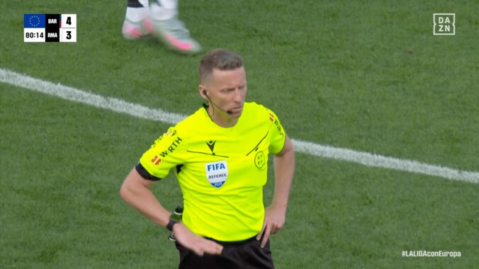 「スキャンダラスな誤審」vs「故意のハンドではない」クラシコの“PK疑惑”で大論争！バルサ系メディアが激怒＆マドリード系は判定支持 4枚目