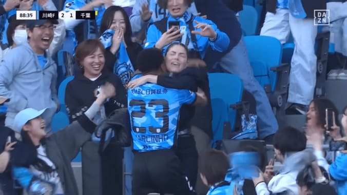 「早退かと思った笑」川崎FW、前代未聞の“観客席で家族とハグ”にSNS騒然！「映画すぎる」警告覚悟セレブレーションの感動秘話とは？ 3枚目