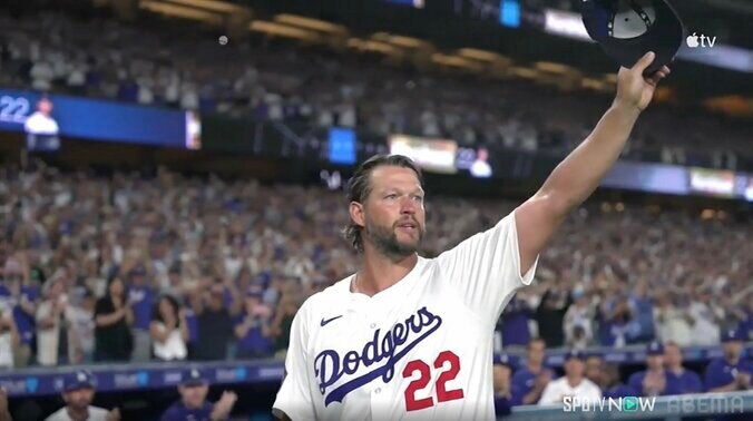 カーショーがドジャー・スタジアムで示した“感謝” 総立ちのスタンドに「ビッグハグ」 やまぬ拍手…全身で表現した万感の想い 3枚目