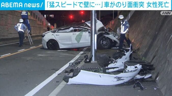大破した乗用車