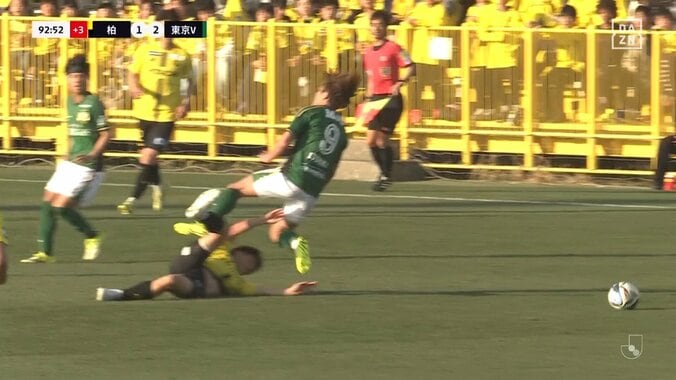 【映像】スライディングで激突