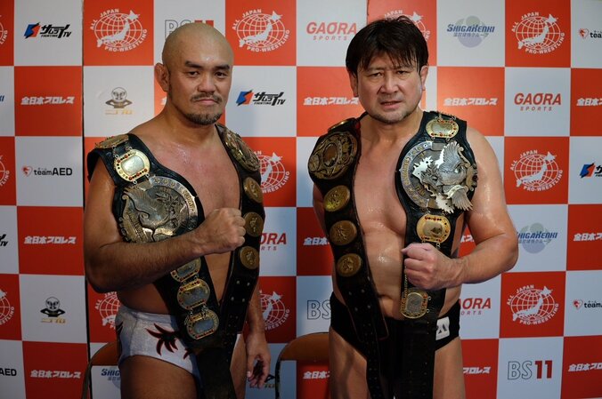 全日本プロレス、デビュー25周年の秋山準＆大森隆男が世界タッグ王座奪取！ 三冠ベルトはドーリングの腰に 1枚目