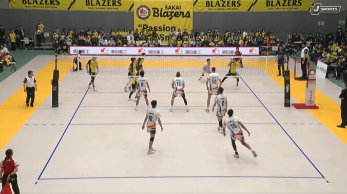 揺れるサーブが炸裂