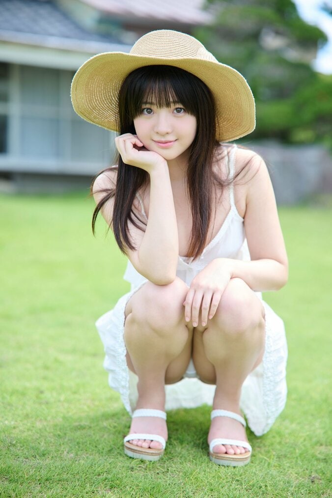 年齢・出身地一切不明の“謎の美少女” 井上ももが1st写真集を10月28日発売へ 3枚目