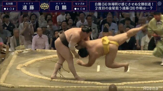 白鵬ヒヤリ、土俵際で遠藤を“くるり”大逆転　全勝を堅守 1枚目