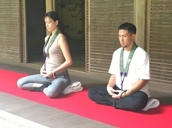 妊娠中の妻・高橋ユウと寺で座禅「修行僧になる覚悟で来た」 1枚目