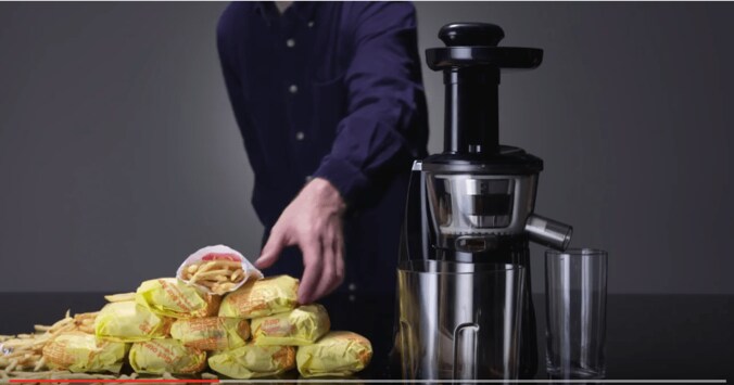 マクドナルドのハンバーガー10個、大量のポテトをジューサーにかけてシェイク　一気飲みするバカチャレンジ 1枚目