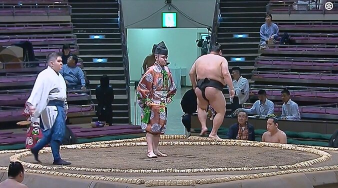 17歳新人行司の「美しいお辞儀」