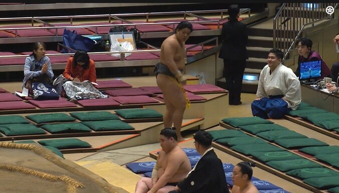 「ちゃんと礼をして」呼出が力士に“ビシッと”指導 花道での一コマに「嬉しすぎて礼を忘れる」「初々しい」ファンほっこり 4枚目