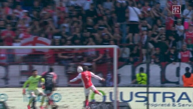 相手のファウルスローから“僅か4タッチで”劇的ゴラッソ！ 中村敬斗の同僚が放った衝撃ボレーにスタジアム沸騰 2枚目