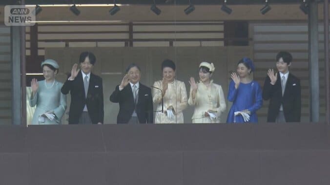 【写真まとめ】天皇誕生日一般参賀　愛子さまはやわらかな淡黄色のお召し物で　雅子さまは光沢ある優美な装い　宴会の儀では両陛下がほほえみあう場面も 3枚目