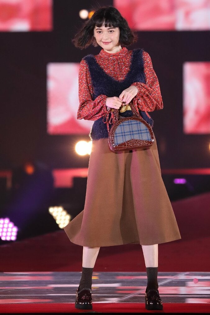 広瀬アリス＆すず姉妹の”イチャイチャ”に大歓声！ 初の幕張開催に3万1000人集結 -ガールズアワード2017A/W【画像集】 17枚目