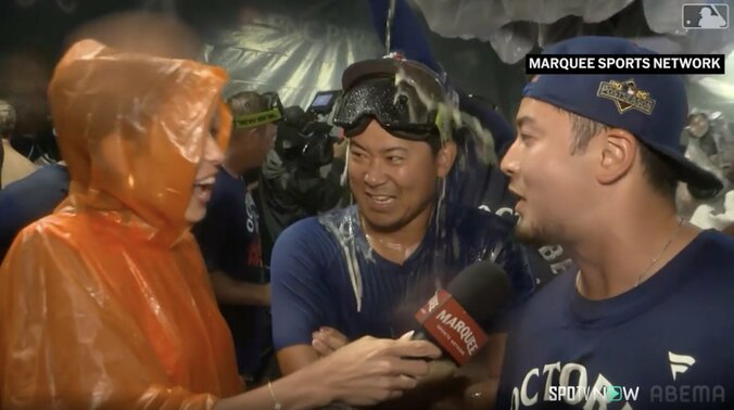 今永昇太、MLB初シャンパンに「肌から吸収した方が美味しい」 “珍回答”連発＆背後から同僚に襲われる 名物レポーターは爆笑止まらず 3枚目