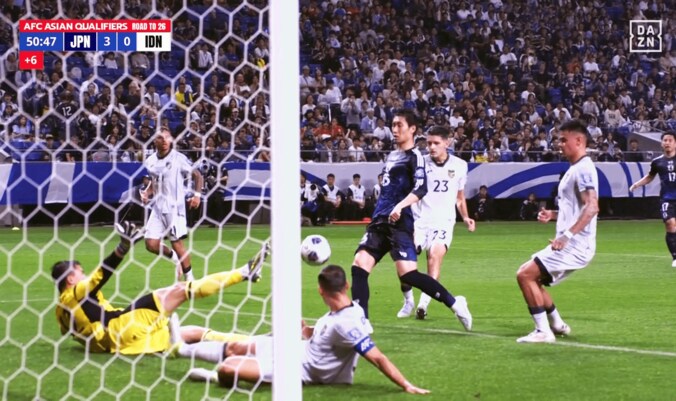 チップシュートを放つ鎌田大地