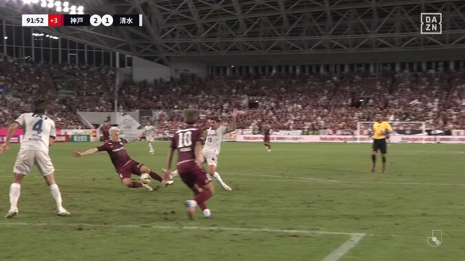 【映像】味方同士が交錯→クリアミスで失点した瞬間
